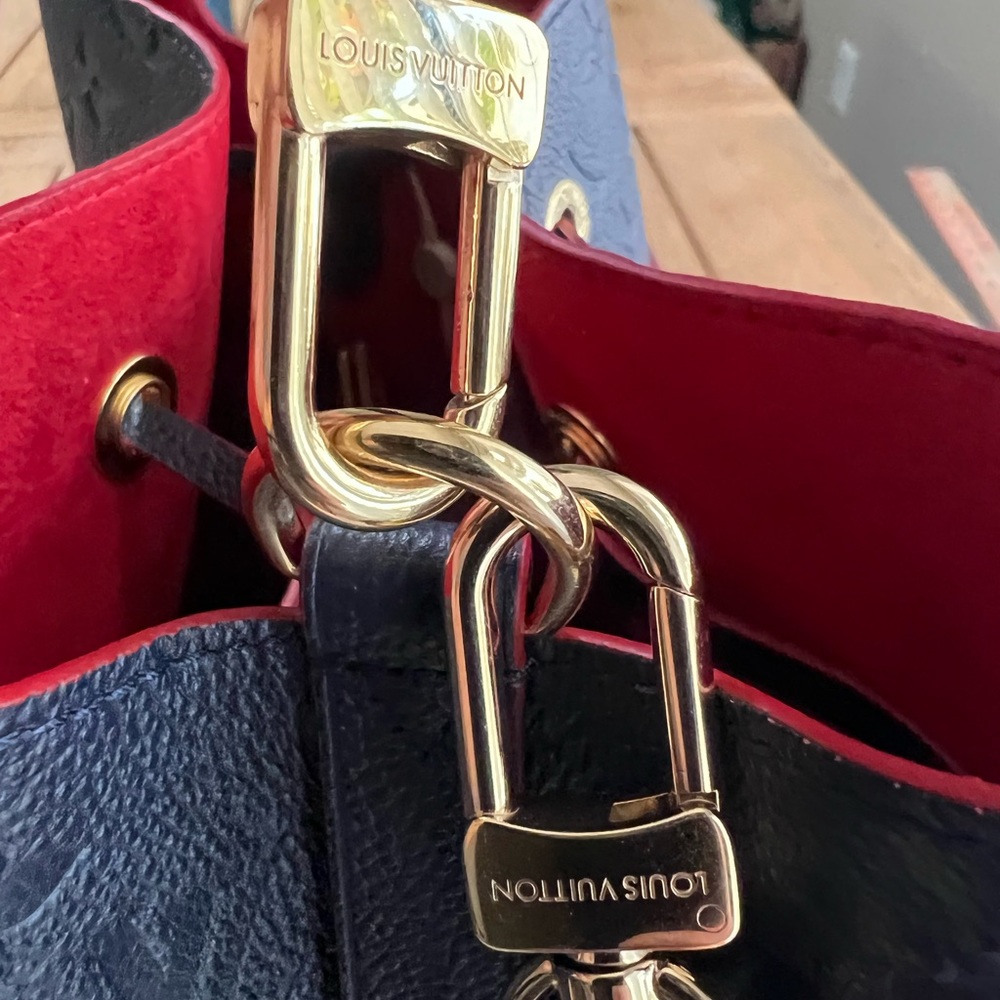 Louis Vuitton
NeoNoe Handbag Monogram Empreinte Leather MM - Picture 13 of 16